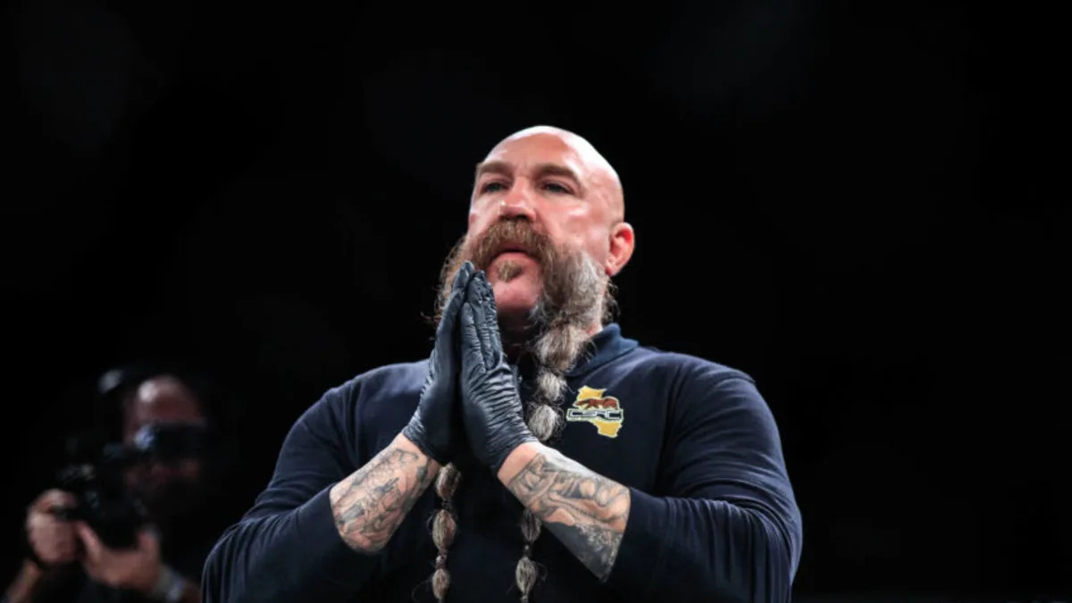 Zkušený rozhodčí v UFC opět chyboval. Měl by přijít o licenci dřív, než v kleci někdo zemře