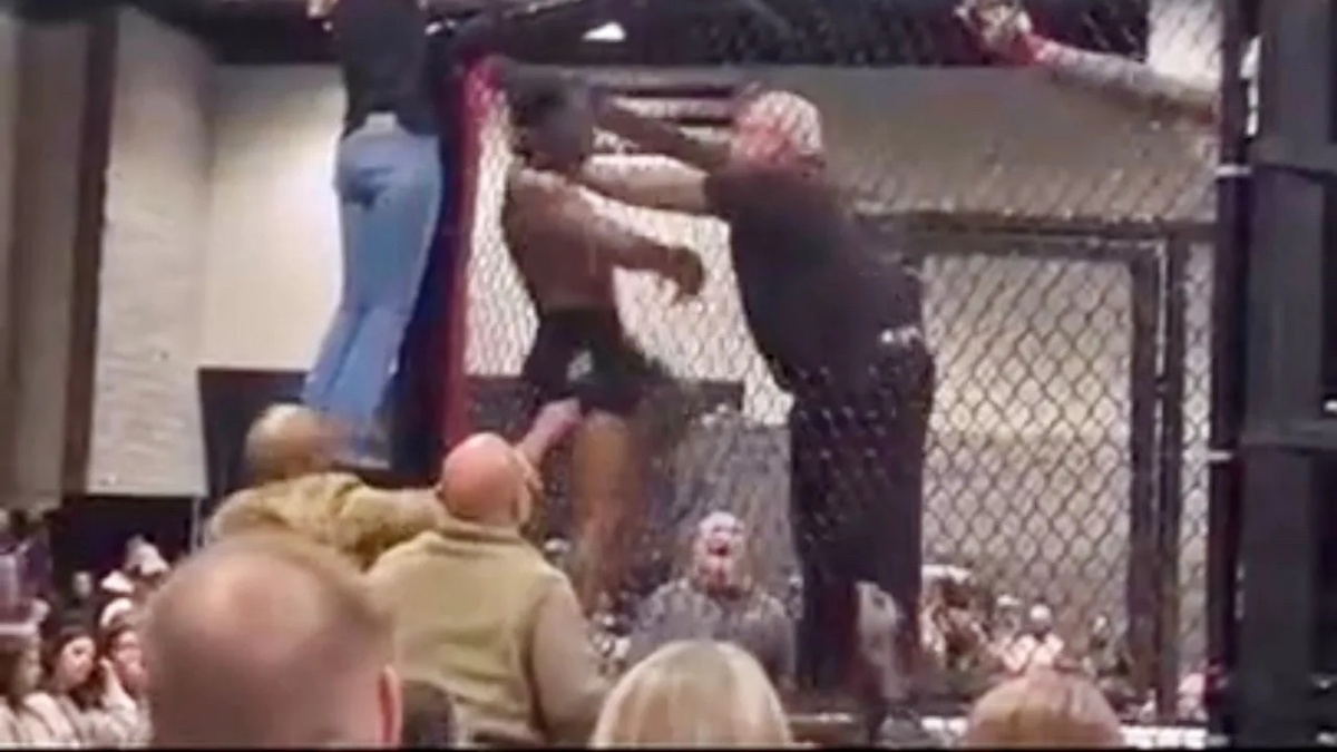MMA rozhodčí se pustil do zápasníka v kleci. Kvůli svému selhání přišel o licenci