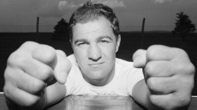 Kopal kanály, pil, kouřil dvě krabičky denně a v ringu se stal neporaženou legendou. Příběh Rockyho Marciana