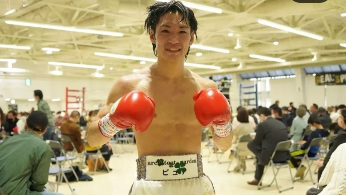 Japonec drtivým hákem zhasl soupeři světla. Higashi složil soka doslova jako harmoniku