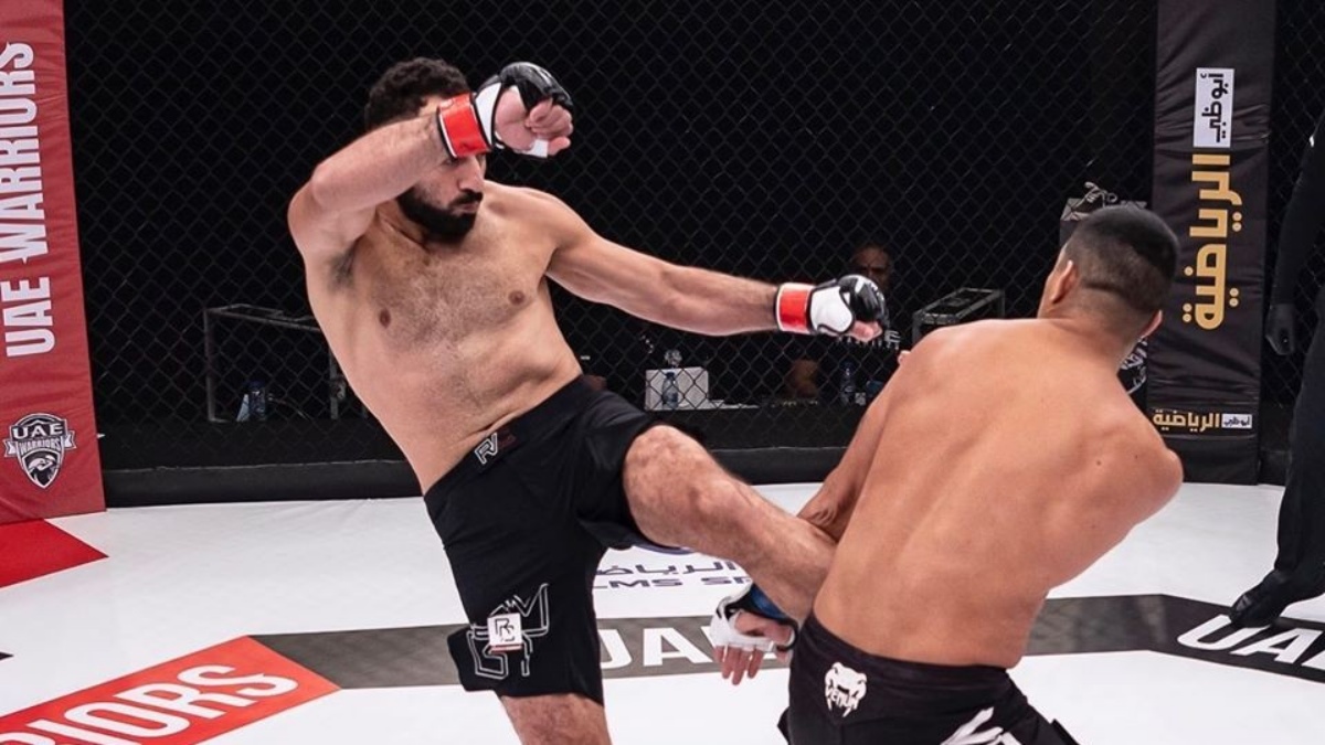 MMA bojovník švihl nohou jako bičem a protivníkovi praskl suspenzor. Ještě, že ho chudák měl