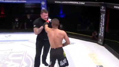 Bojovník MMA škrtil soupeře i po odklepání, pak se vrhl na rozhodčího