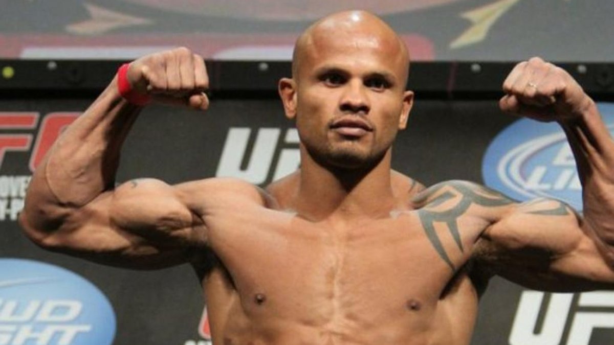 Bojoval v Oktagonu s Attilou Véghem. Doma v Brazílii pak Maiquela Falcaa ubodali