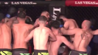Bizarní chaos v kleci MMA. Na dva profesionální bojovníky vletělo deset amatérů