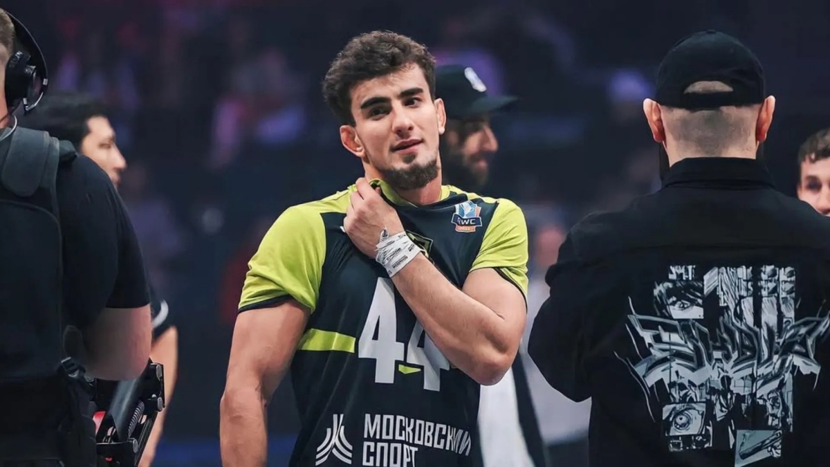 Ruskému bojovníkovi ruply nervy. Během živého přenosu mlátil blogera hlava nehlava