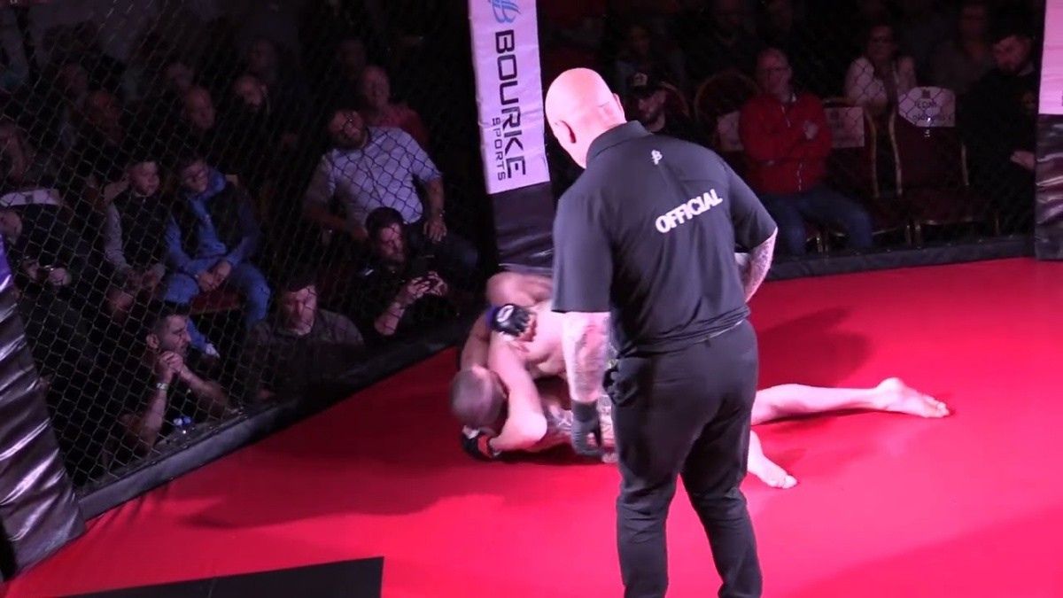 MMA bojovník zasadil soupeři 13 zakázaných kolen do hlavy. Rozhodčí v klidu přihlížel