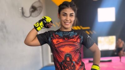 Argentinská zápasnice se toho nebojí. Při oslavách vítězství provokuje svým pozadím