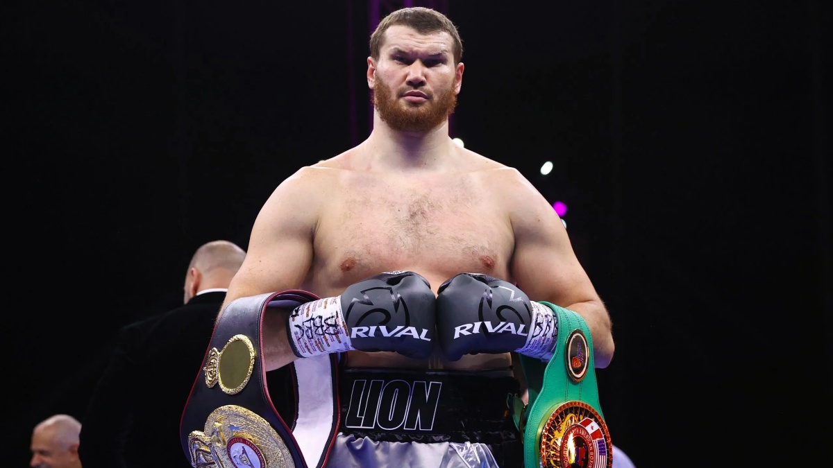 Ruský boxer se připravuje na zápas s Tysonem Furym. Makhmudov trénuje s živým medvědem