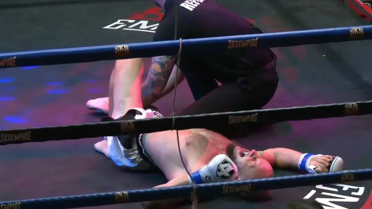 Děsivý moment v MMA: Po tvrdém slamu se bojovníkova noha protočila o 180 stupňů