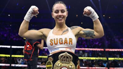 Boxerská šampionka se ráda svléká. Cherneka Johnson vystavila své křivky u bazénu