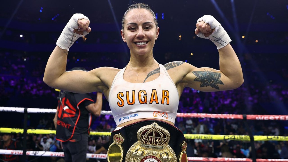 Boxerská šampionka se ráda svléká. Cherneka Johnson vystavila své křivky u bazénu