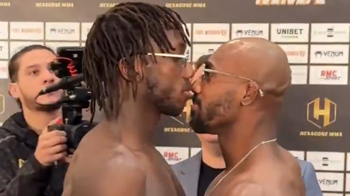 Bojovníci MMA si hráli na drsňáky. Nejdříve na sebe dělali ramena, pak si dali pusu