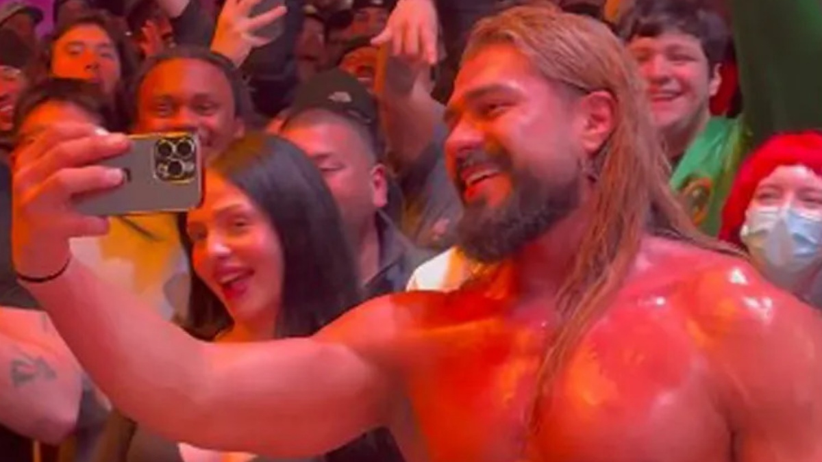 Natěšená fanynka si chtěla pořídit selfie s wrestlerem. Schytala tvrdý kop do hlavy