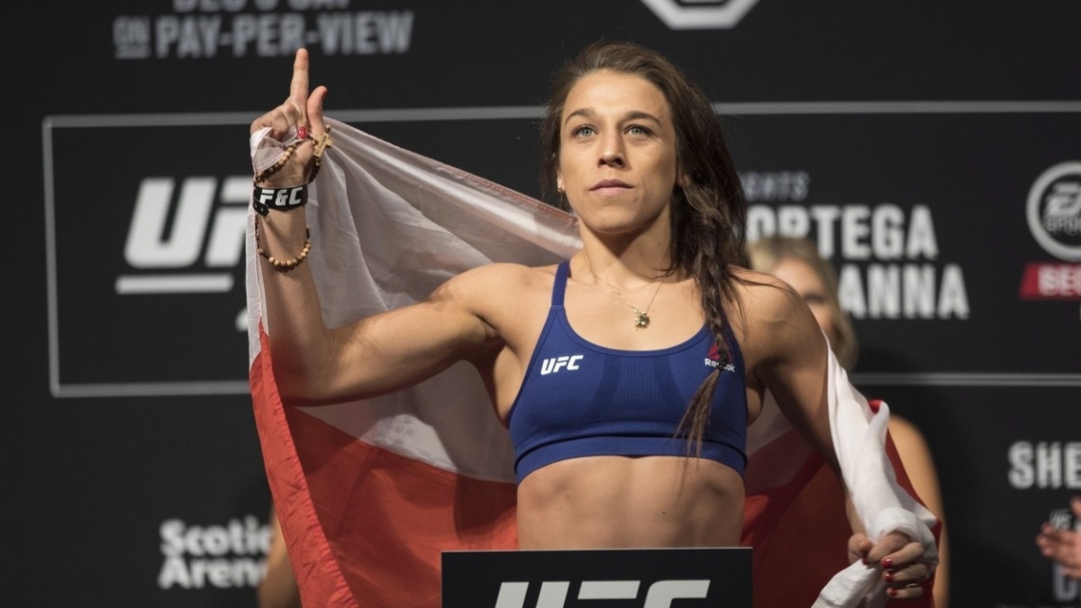 Jedna rána a bylo po machrování. Bývalá šampionka UFC poslala dotěrného chlápka v baru k zemi