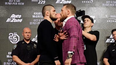 Nenávist, která vstoupila do historie UFC. McGregor Khabiba urážel – ten ho v kleci uškrtil a poplival