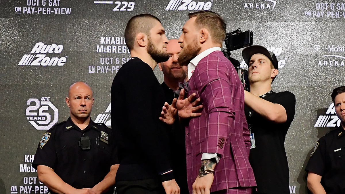Nenávist, která vstoupila do historie UFC. McGregor Khabiba urážel – ten ho v kleci uškrtil a poplival