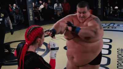 Ruský bizár překročil další hranici. Čtvrttunový kolos si to v kleci MMA rozdal s drobnou ženou