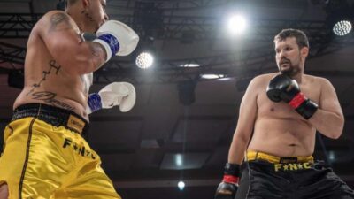 Clash 15: Pali Hari pokousal Mikuláška. Při odchodu z klece ho drsně napadli fanoušci