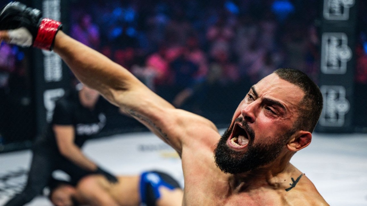 Bulhar se v kleci utrhl ze řetězu. Tvrdě vypnul soupeře, v amoku to pak nandal i rozhodčímu