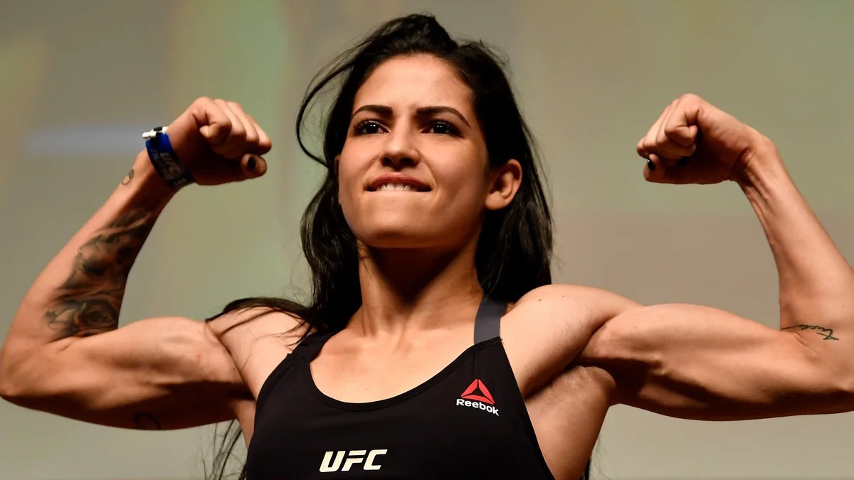 Bojovnici UFC se v kleci nedaří, zato v bikinách nemá konkurenci. Brazilská kráska dráždí fanoušky žhavými fotkami na sítích