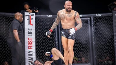 Bojovníkovi se večer moc nevydařil. Nejprve vypadl z klece, pak schytal tvrdé KO