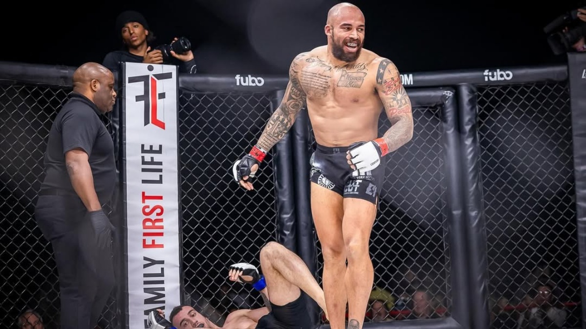 Bojovníkovi se večer moc nevydařil. Nejprve vypadl z klece, pak schytal tvrdé KO