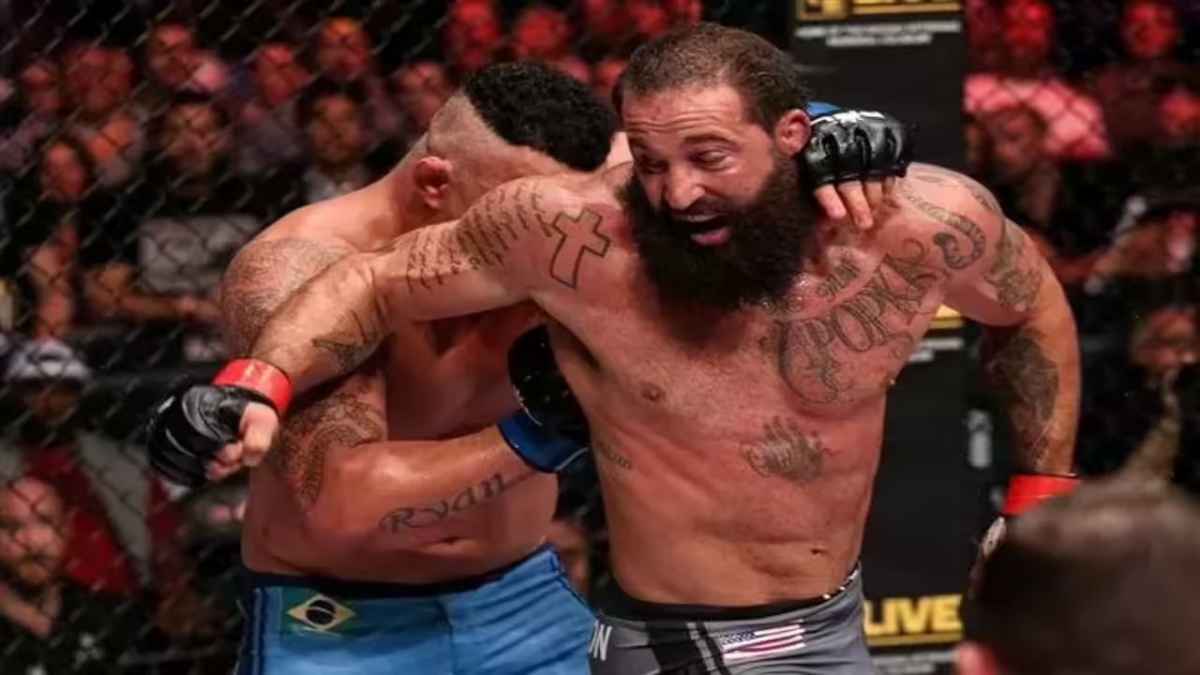 Bojovník MMA prohrál a bouchly v něm saze. Drsně se pustil do provokatéra v hledišti