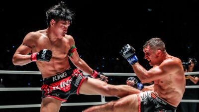 Thajský bojovník se blýskl úderem z otočky. Rus po něm málem vyletěl z ringu