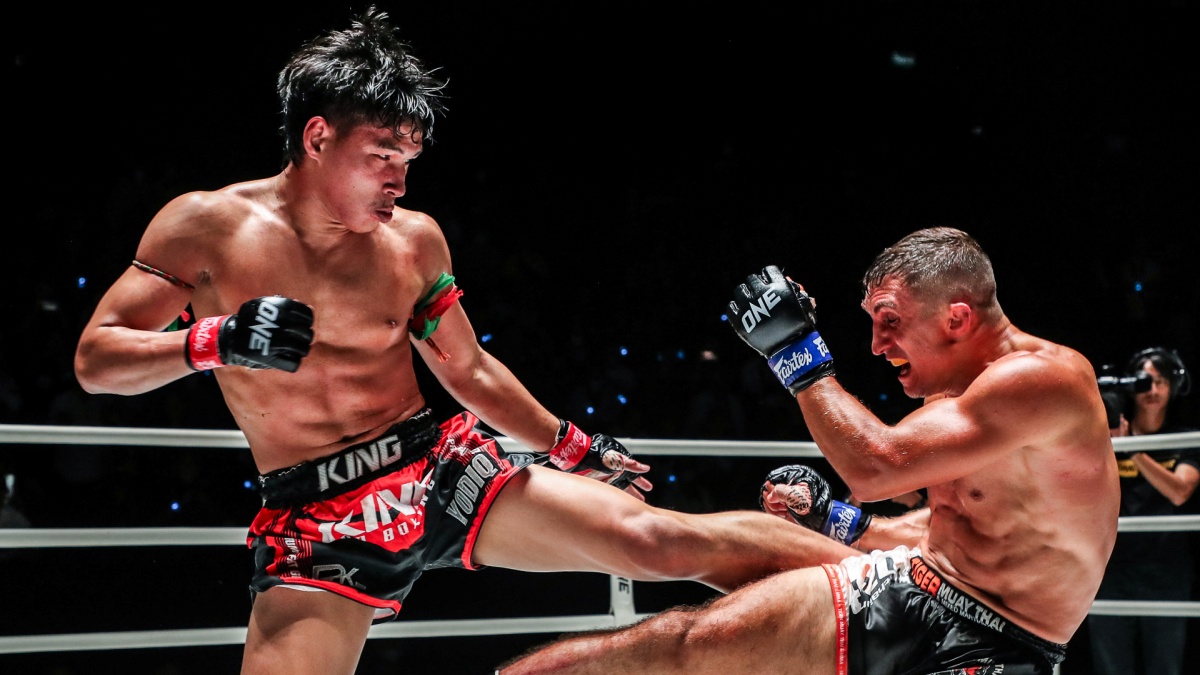 Thajský bojovník se blýskl úderem z otočky. Rus po něm málem vyletěl z ringu