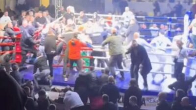 Po zápase vletělo do ringu padesát lidí. Kickboxerský galavečer skončil hromadnou bitkou
