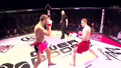 Bojovník přerušil nakládačku, aby soupeři vrátil chránič do úst. Pak Parker pokračoval v demolici