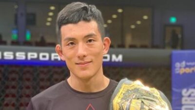 Bojovník v kleci MMA sotva stál. Pak přesným hákem ukončil soupeřův tlak i celý zápas