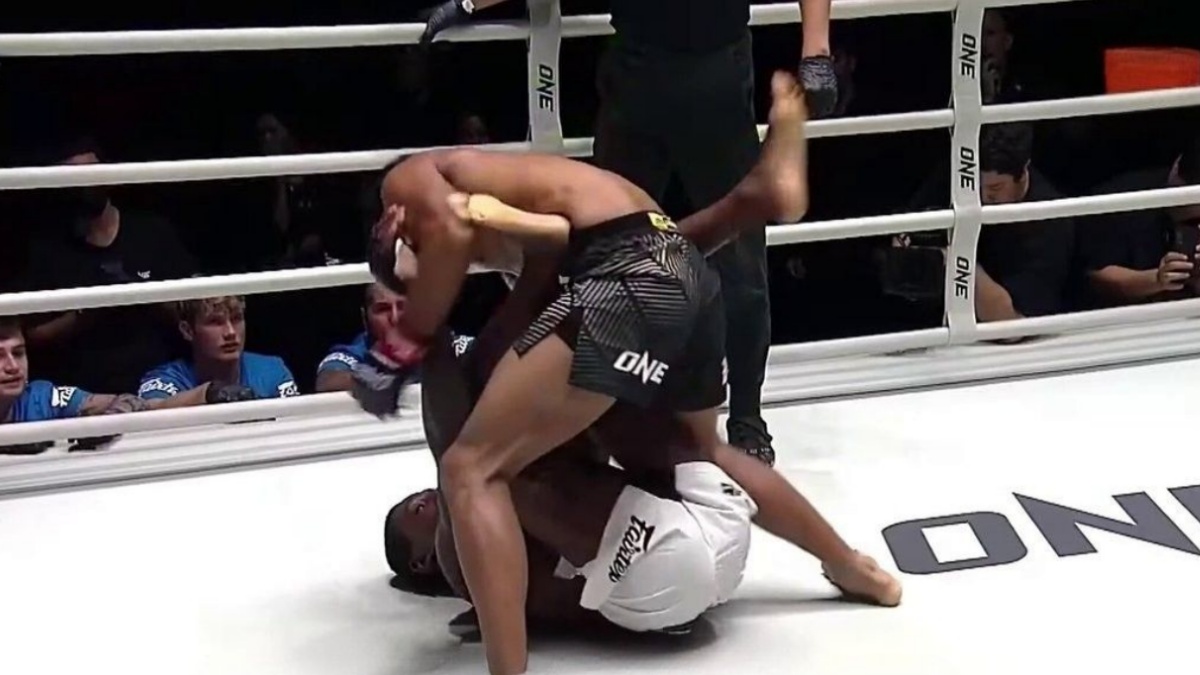 Z leže poslal stojícího soupeře do bezvědomí. Anglický bojovník předvedl efektní parádičku