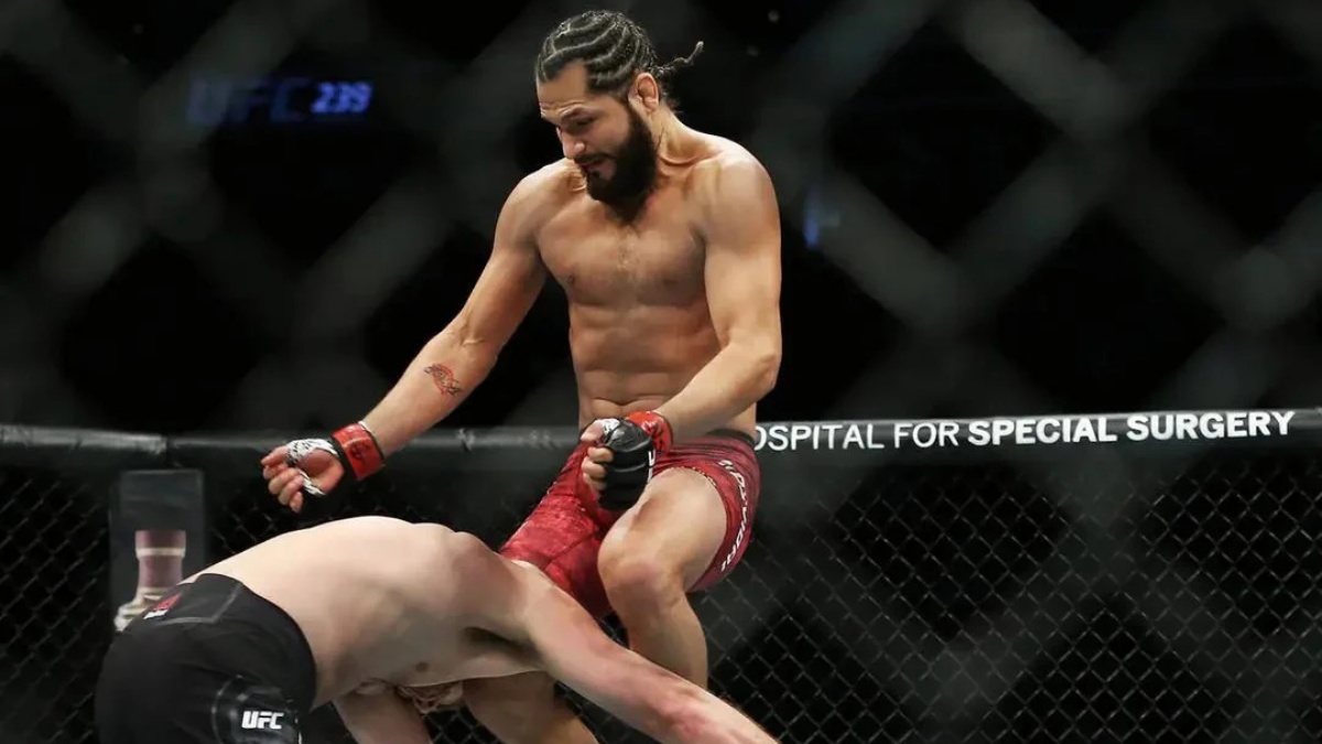 Chtěl napodobit hvězdu UFC, se zlou se potázal. Brazilec skončil v bezvědomí dřív, než dopadl na zem