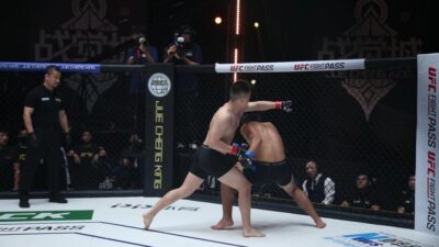 Na začátku provokace, na konci ticho. Čínský bojovník odmítl pozdrav a do 30 vteřin ležel v bezvědomí