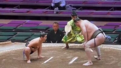 Gigantický zápasník sumo se nestačil divit. O sto kilogramů lehčí soupeř s ním pořádně zacvičil