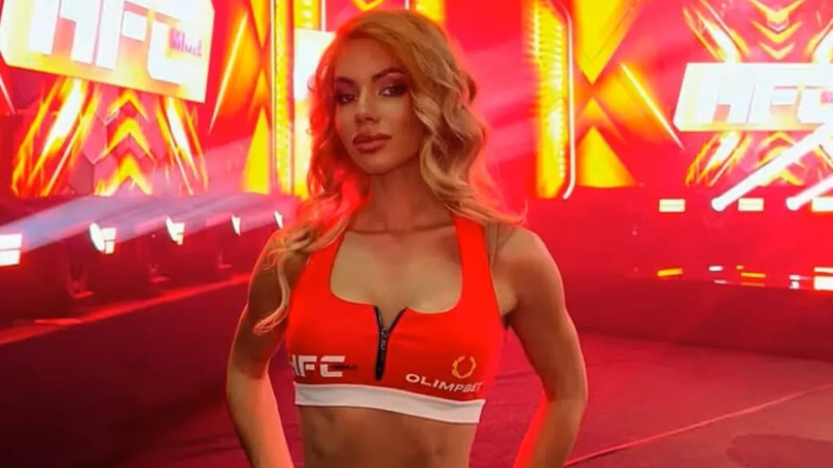 Kopl si do ring girl, pak napadl soupeře i komentátora. Íránec v kleci řádil jako zběsilý