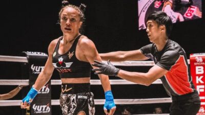 Australská boxerka se s tím nepárala. Na soupeřku vytáhla levý hák, na diváky pak své vnady