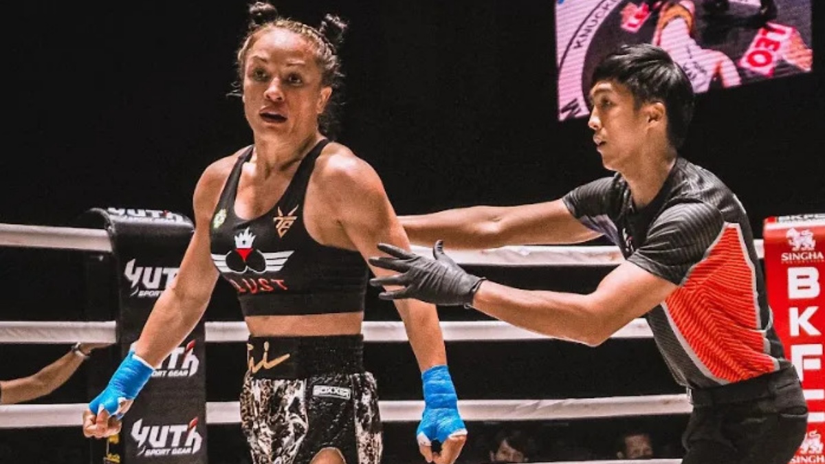 Australská boxerka se s tím nepárala. Na soupeřku vytáhla levý hák, na diváky pak své vnady