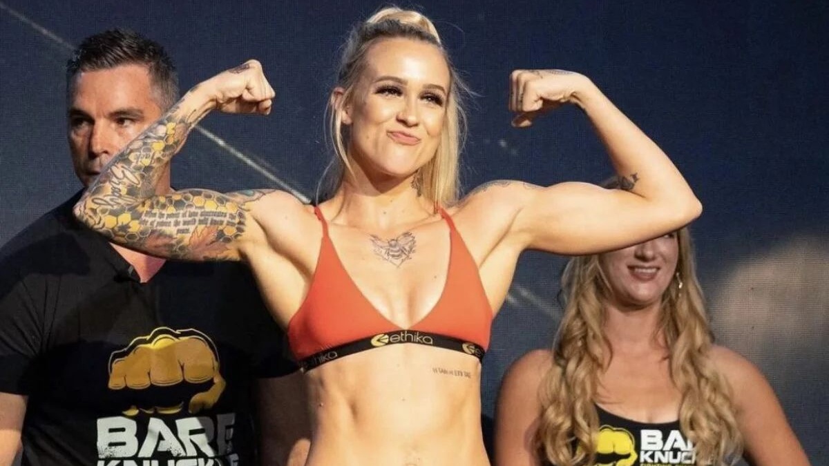 Potetovaná boxerka provokovala na pláži. Taylor Starling sdílela fotky v mini bikinách
