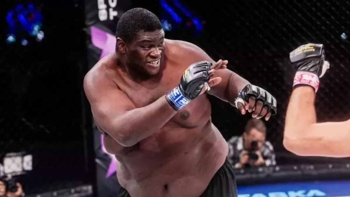 200kilový gigant neustál tvrdé koleno. Brazilec byl v bezvědomí dřív, než dopadl na zem