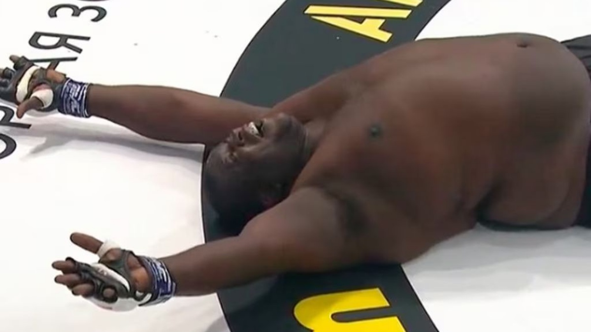 200kilový gigant neustál tvrdé koleno. Brazilec byl v bezvědomí dřív, než dopadl na zem