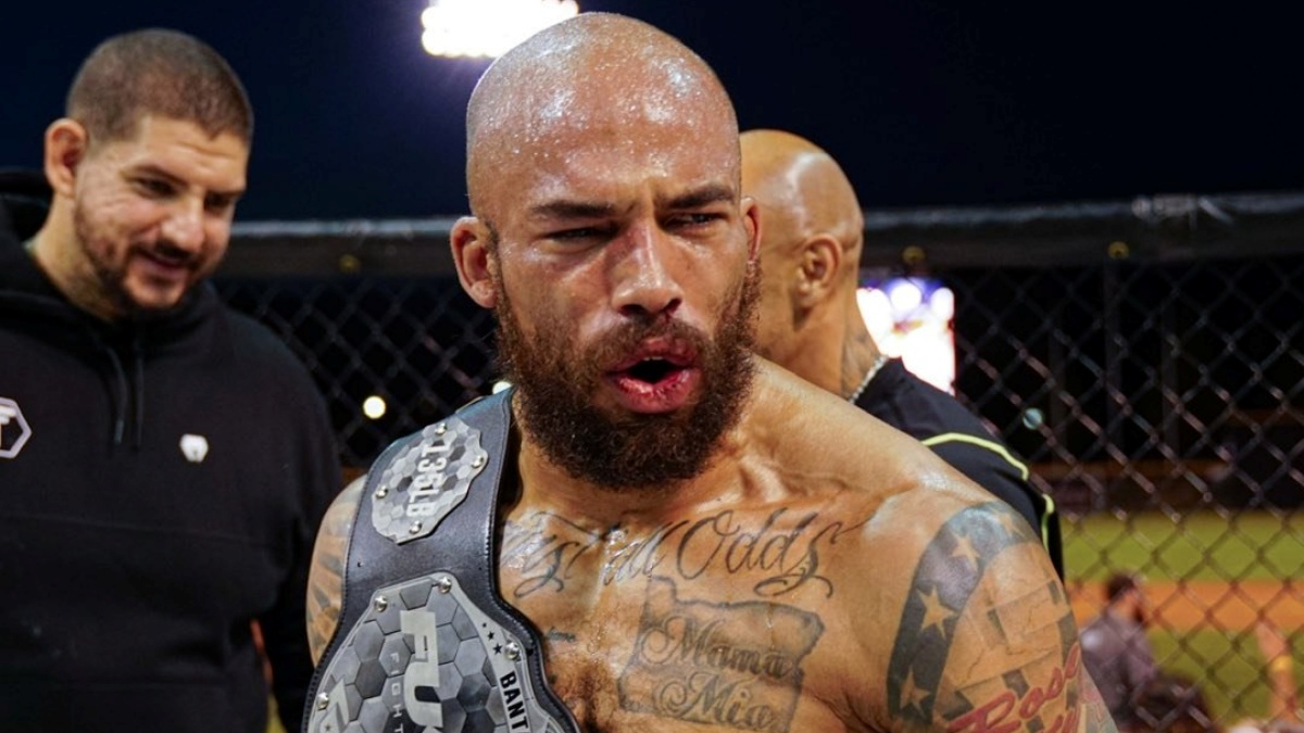 Vypadl z klece, pak dostal nařezáno. Bojovník MMA evidentně neměl svůj den