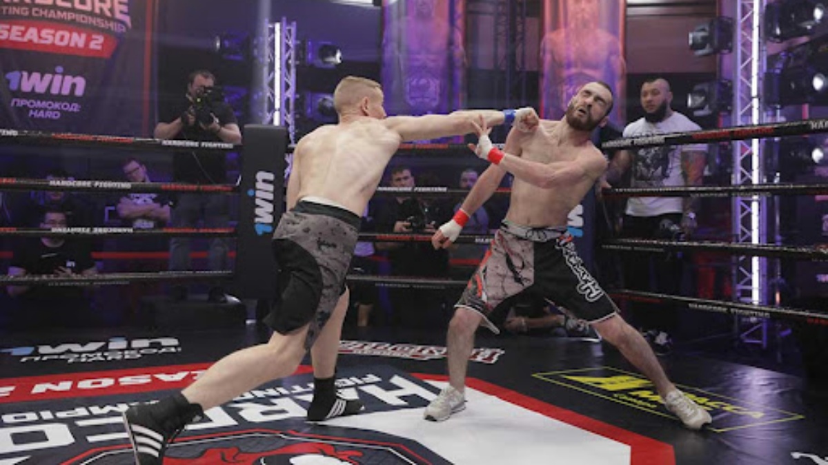 Bez rukavic, bez slitování: Rus sestřelil soupeře za 11 sekund, pak se o něj bál