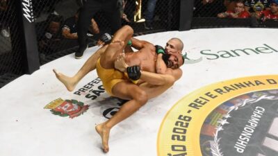 Škrcení nepustil, soupeře nakopl a rozpoutal peklo. Brazilský turnaj skončil hromadnou potyčkou v oktagonu