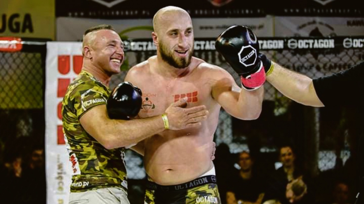 Polský bojovník přepálil nástup. Přišlo ukončení jako z grotesky