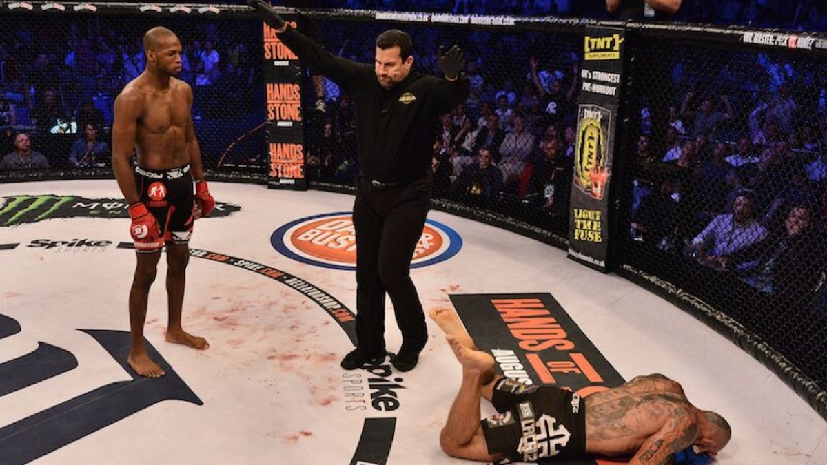 Anglický bojovník ukončil zápas jediným úderem. Brazilce poslal do nemocnice s prasklou lebkou