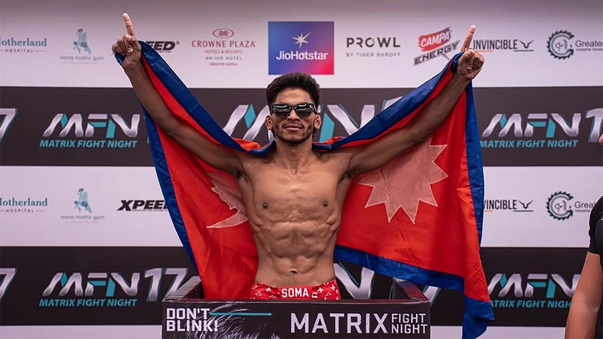 Komentátoři prosili rozhodčího, ať zápas ukončí. Ten nechal bezbranného bojovníka dál inkasovat