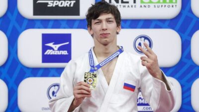 Rusové se na šampionát v judu vrátili se svou vlajkou. Fanoušci je během hymny vypískali