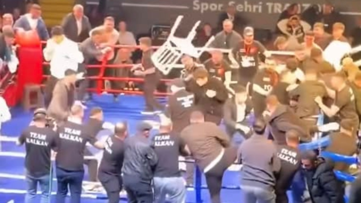 Ruský boxer vyhrál titulový zápas v Turecku a rozpoutalo se peklo. Létaly pěsti, kopance i plastové židle